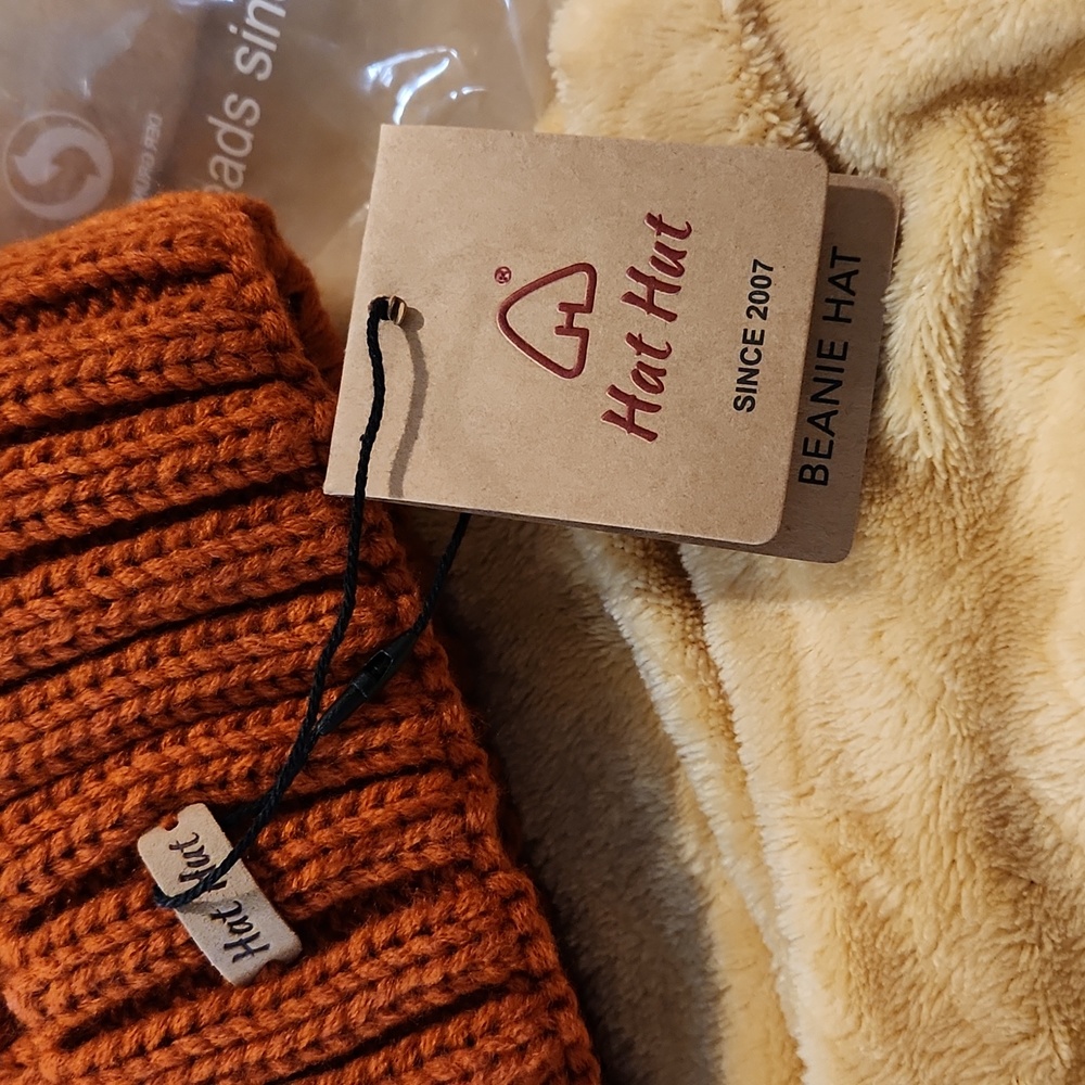 NWT Hat Hut Beanie with furry removable pompom - Picture 2 of 6